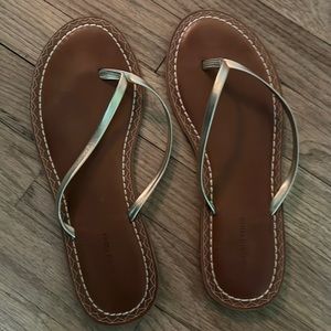 Vineyard vines gold flip flops